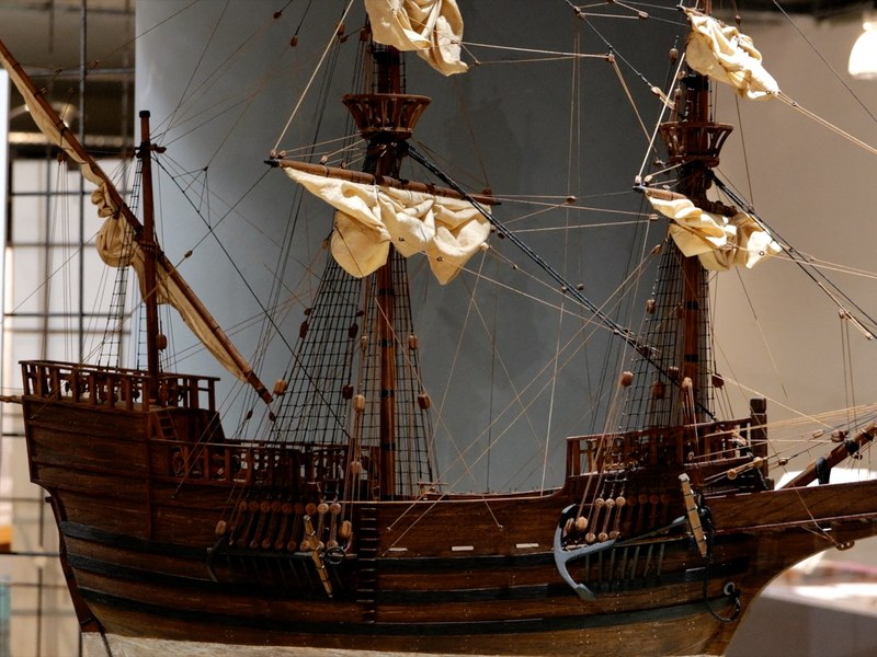 La exposición "La aventura marítima de Eibar" , está abierta en el hall del museo de la industria armera de Eibar desde el pasado mes de diciembre.