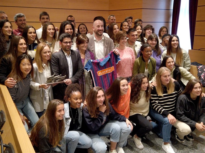 Homenaje a las jugadoras del primer equipo femenino de la SD Eibar (Ascenso a Primera División) Homenaje a las jugadoras del primer equipo femenino de la SD Eibar (Ascenso a Primera División).