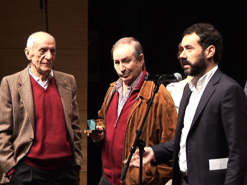 La SD Eibar recibe el galardón "Txopitea eta Pakea"