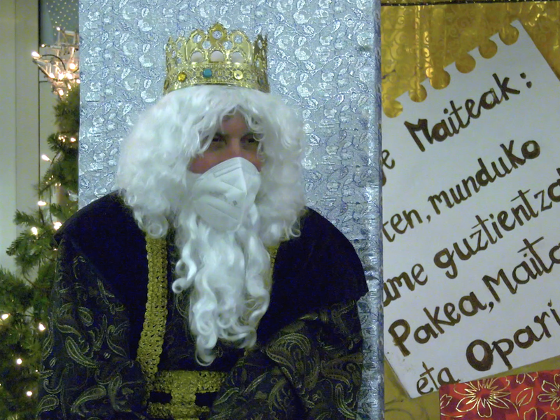 Un año más, la tarde del 5 de enero, sus majestades los Reyes Magos recibieron a los niños y niñas eibarreses en el Ayuntamiento de la ciudad. 