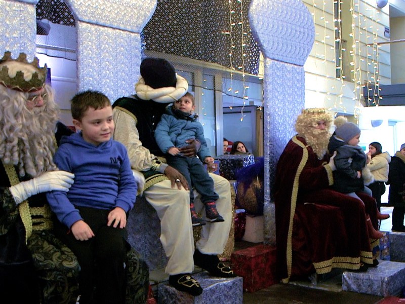 Un año más, la tarde del 5 de enero, sus majestades los Reyes Magos recibieron a los niños y niñas eibarreses en el Ayuntamiento de la ciudad.