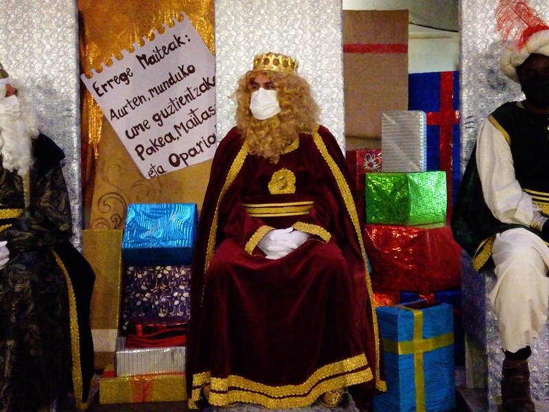 Como es tradición, sus majestades los Reyes Magos, visitaron a los niños eibarreses durante la tarde del 5 de enero.