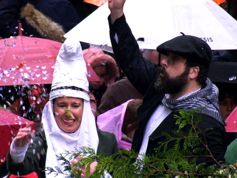 El 24 de diciembre por la mañana, a pesar de la lluvia, Olentzero y Mari Domingi visitaron nuestra ciudad.