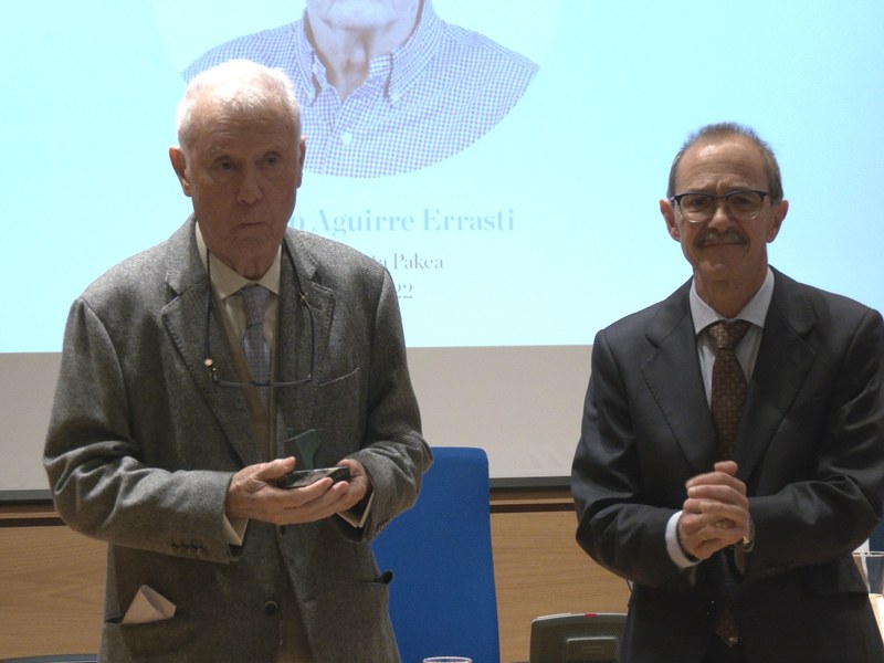 Presentación del libro "Los Viteri de Eibar" y entrega del "Txopitea eta Pakea" a Ciriaco Aguirre El pasado sábado se presentó en el salón de actos del Ayuntamiento el libro “Los Viteri de Eibar”, biografía escrita por Antxon Narbaiza.