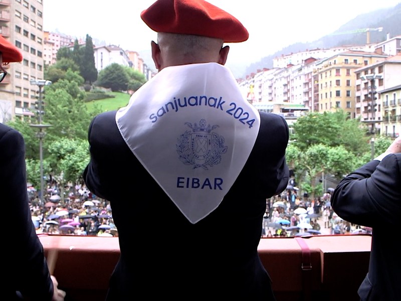 Fiestas de San Juan 2024. Chupinazo y recibimiento a los dulzaineros de Estella.