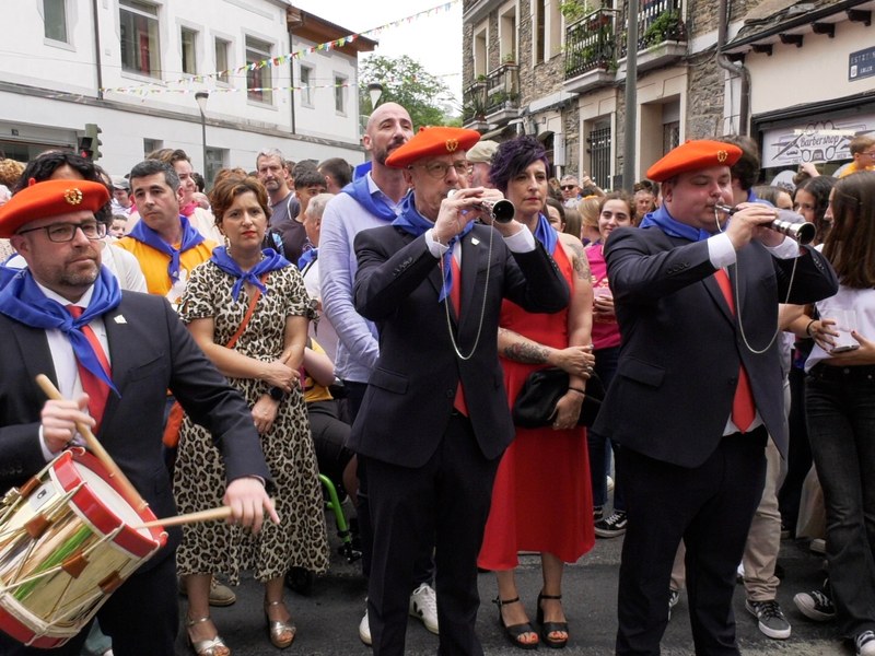 San Juanes 2025. Recibimiento a los Dulzaineros de Estella Recibimiento a los Dulzaineros de Estella, pasacalle hasta el Ayuntamiento, pregón de fiestas y txupinazo de inicio de los San Juanes 2025.