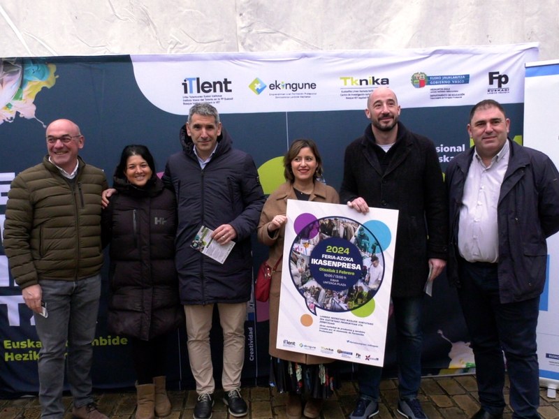 La plaza de Unzaga de Eibar acogió el pasado jueves, 1 de febrero, la XIII Feria “Ikasenpresa”.
