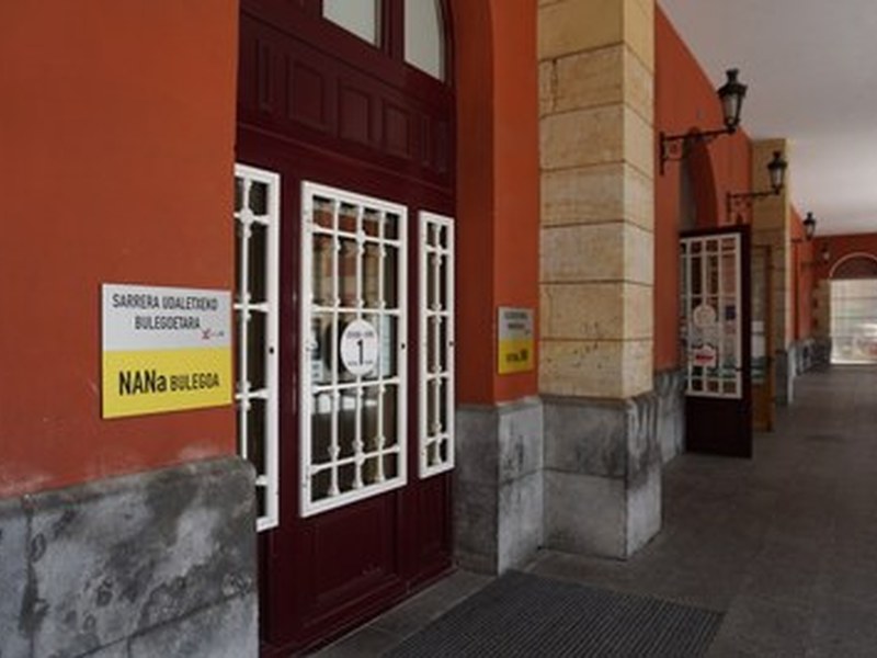 Eibarko NAN eta Pasaportearen Bulegoaren artxiboko irudia.