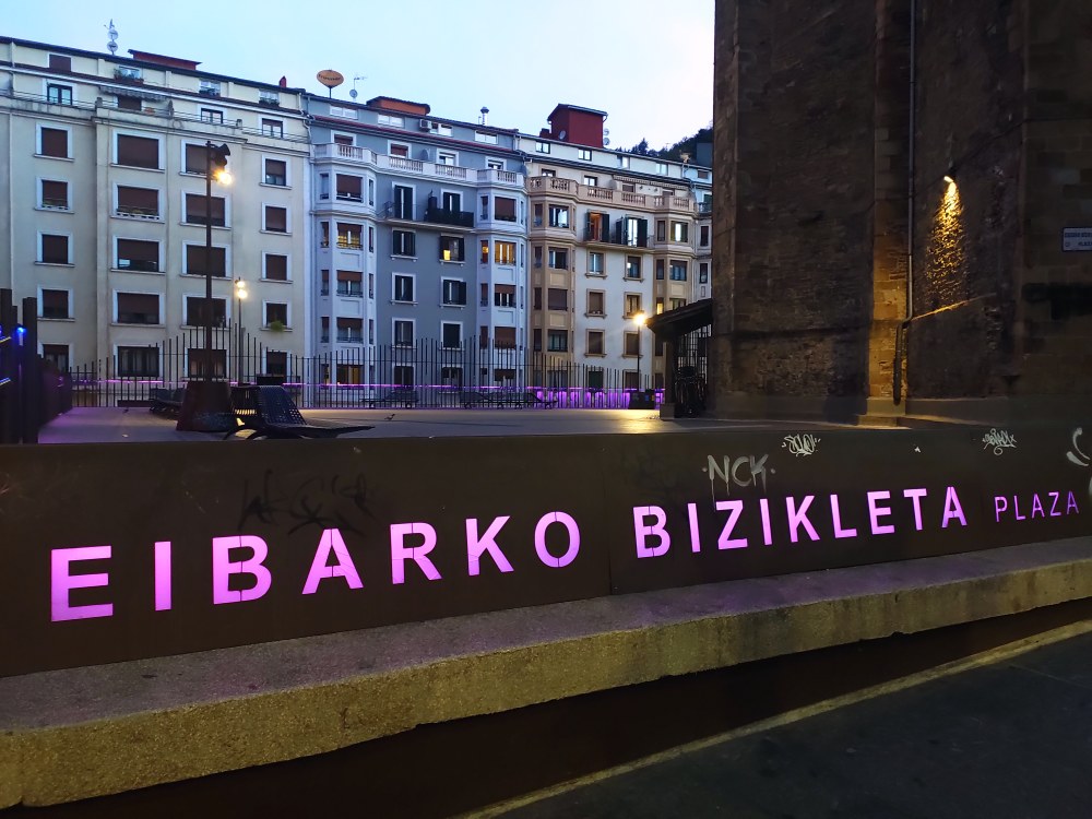 Eibarko Udalak bat egin du Haurdunaldiko Jaiotza inguruko eta Jaioberrien Heriotzen Dolua ikusgai egiteko Mundu Egunarekin Eibarko Bizikleta Plazako artxiboko irudia.