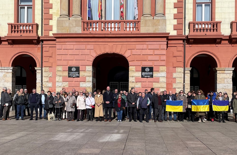 Elkarretaratzea, Ukrainako herriari elkartasuna eta babesa adierazteko gerraren lehen urteurrenean Ukrainako herriari elkartasuna eta babesa adierazteko elkarretaratzearen irudia.