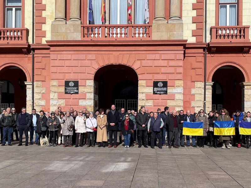 Ukrainako herriari elkartasuna eta babesa adierazteko elkarretaratzearen irudia.