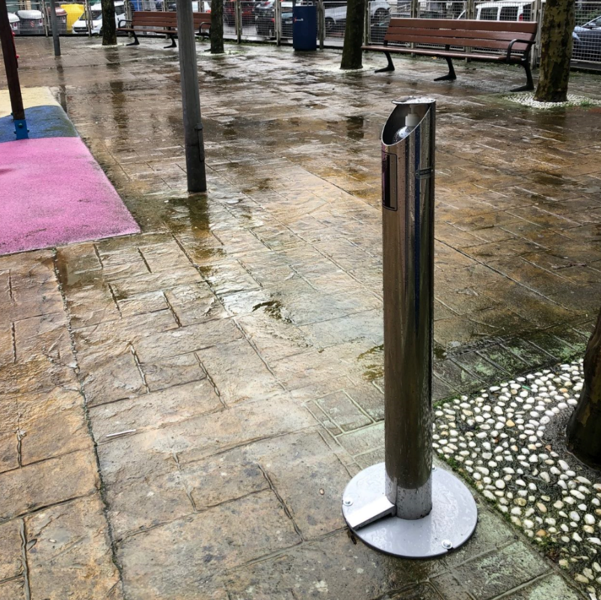 Gel hidroalkoholikoa banatzeko gailuak Eibarko haur-jolas parkeetan Gel hidroalkoholikoa banatzeko gailua Eibarko haur-jolas parkean.