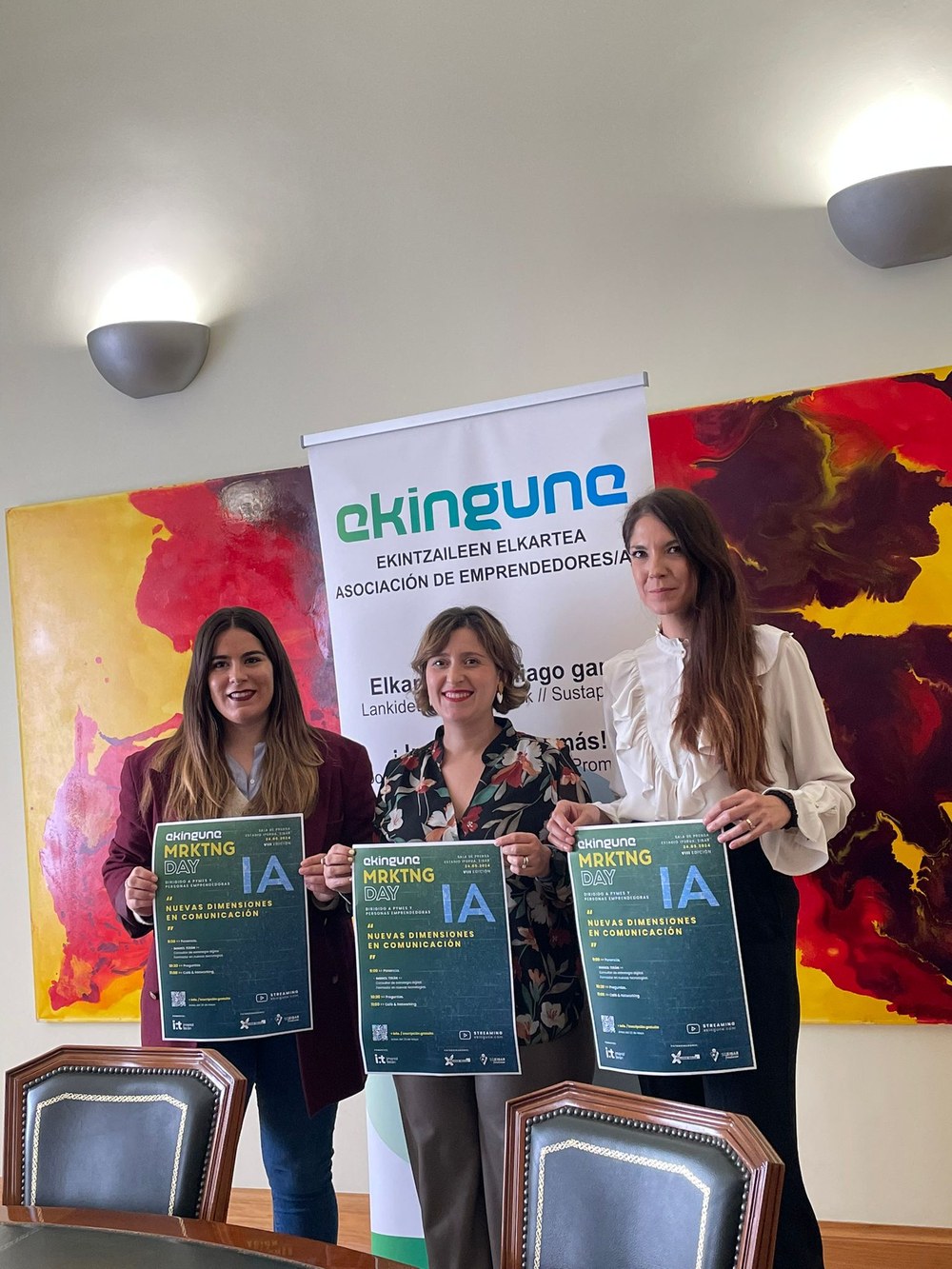 “Marketing Day” ekimenaren VIII. edizioa maiatzaren 24an egingo da Eibar Kirol Elkartearen instalazioetan “Marketing Day” ekimenaren VIII. edizioaren aurkezpenaren irudia. Argazkian, Vanesa Hortas zinegotzia; Leticia Sánchez (Ekingune); eta Elisa Mangado (Eibar Kirol Elkartea).