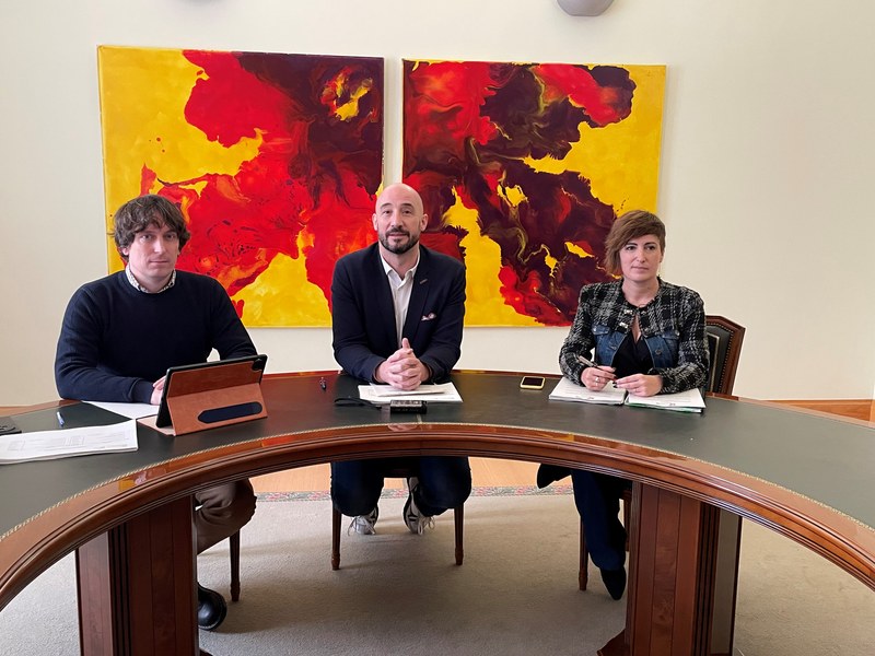 Argazkian (ezkerretik eskumara): Alberto de la Hoz, Eibarko EAJ-PNV udal taldeko bozeramailea; Jon Iraola, alkatea; eta Ana Telleria, Ogasuneko zinegotzia.
