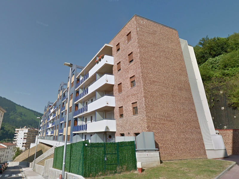 Asola-Igartza 10. zenbakiko babes ofizialeko etxebizitzen eraikinaren irudia.  