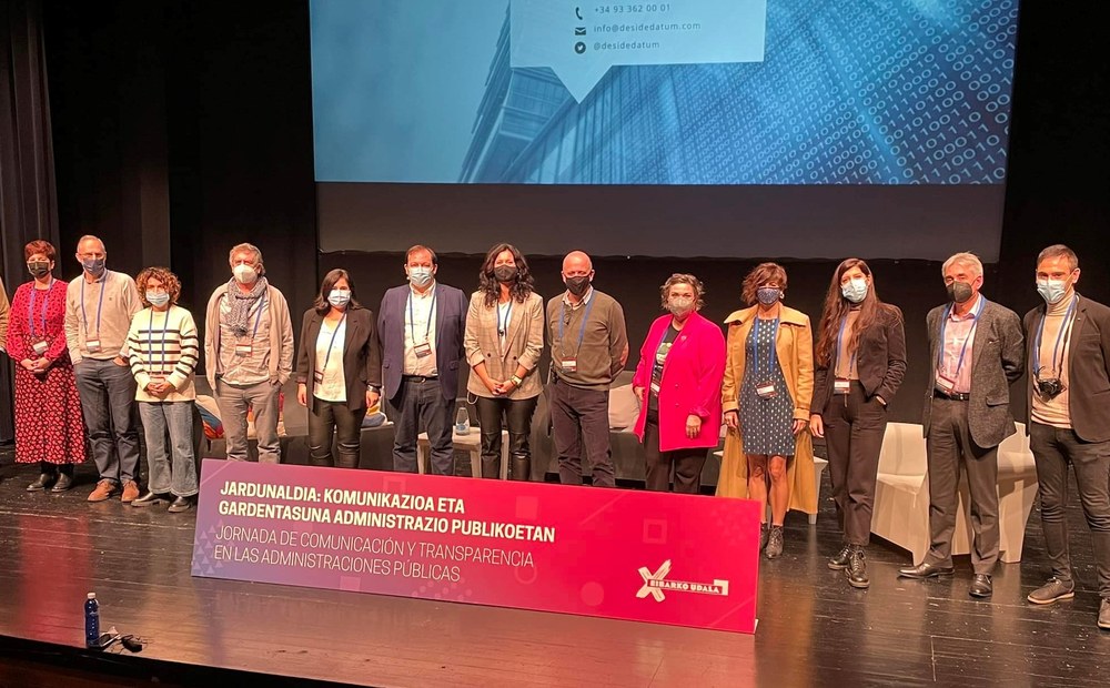 Udalaren YouTube kanalean ikusgai "Komunikazioa eta Gardentasuna administrazio publikoetan" izeneko jardunaldiari buruzko bideoa "Komunikazioa eta Gardentasuna administrazio publikoetan" izeneko jardunaldiaren hizlariak eta antolatzaileak.