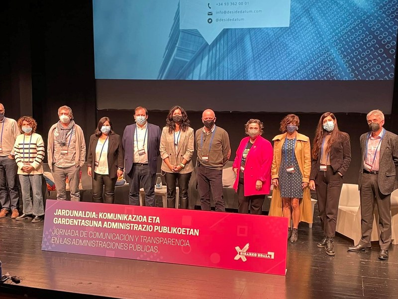 "Komunikazioa eta Gardentasuna administrazio publikoetan" izeneko jardunaldiaren hizlariak eta antolatzaileak.