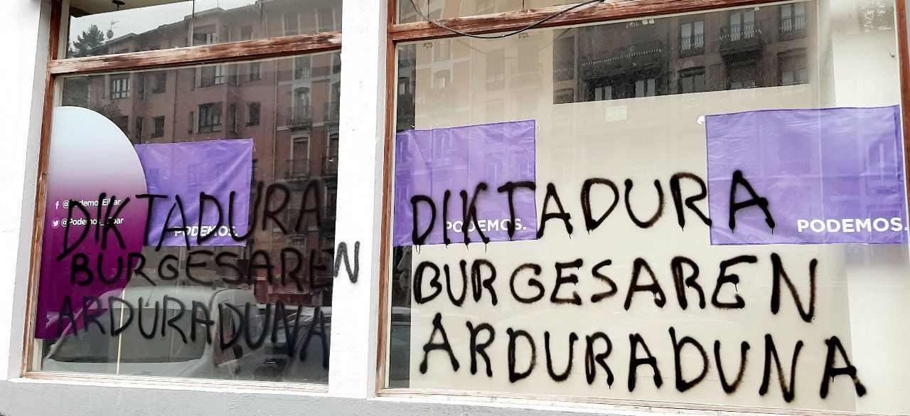 Adierazpen instituzionala Podemos Ahal Dugu Eibar alderdi politikoaren egoitzan egindako pintadak gaitzesteko