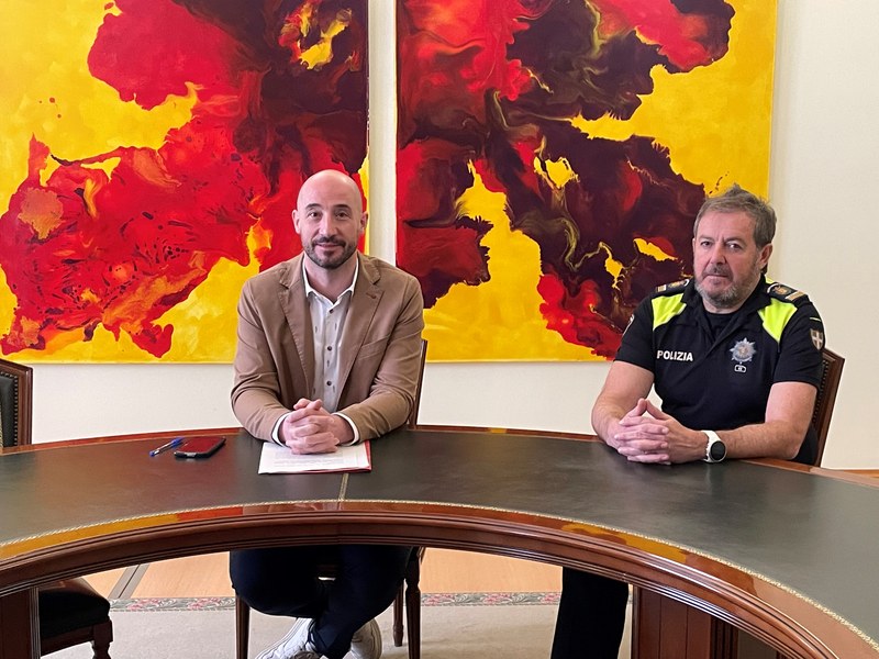 Jon Iraola alkatea eta Javier Ziaran udaltzain burua prentsaurrekoan.