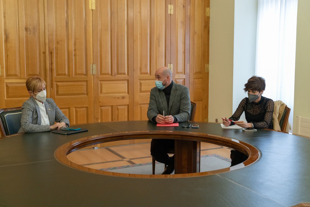 Alkateak jakin du Eusko Jaurlaritzak erantzun egingo diola Erisono Parke Teknologikoaren II. fasea garatzeko egin zuen eskaerari Arantxa Tapia Ekonomia Garapenerako sailburua, Jon Iraola alkatea eta Ana Telleria, Garapen Ekonomiko, Enplegu eta Berrikuntzako zinegotzia.