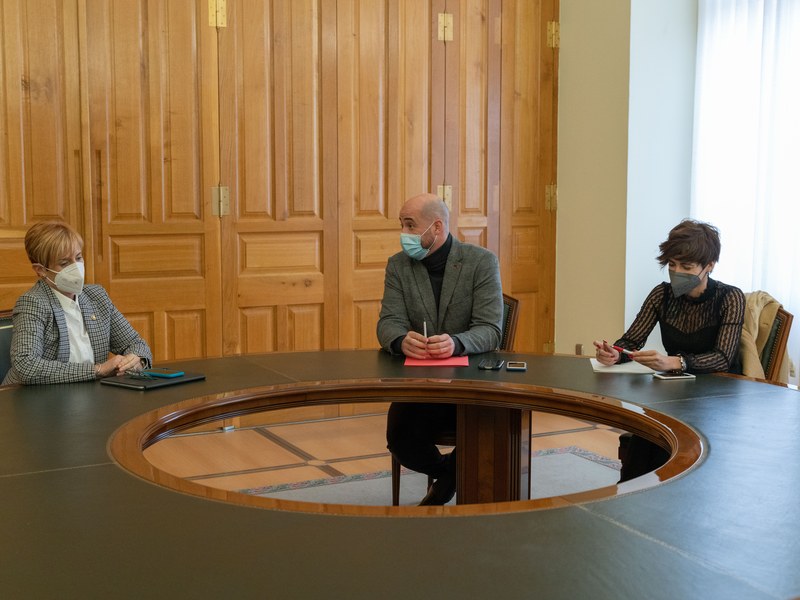  Arantxa Tapia Ekonomia Garapenerako sailburua, Jon Iraola alkatea eta Ana Telleria, Garapen Ekonomiko, Enplegu eta Berrikuntzako zinegotzia.