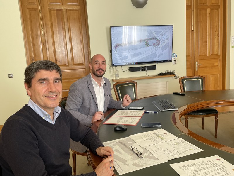 Arragueta kalea Arikitzanetik Urkizuraino konpontzeko proiektuaren aurkezpenaren irudia. Argazkian, Jon Iraola alkatea eta Alberto Albistegui, Obraak Arloko zinegotzia.