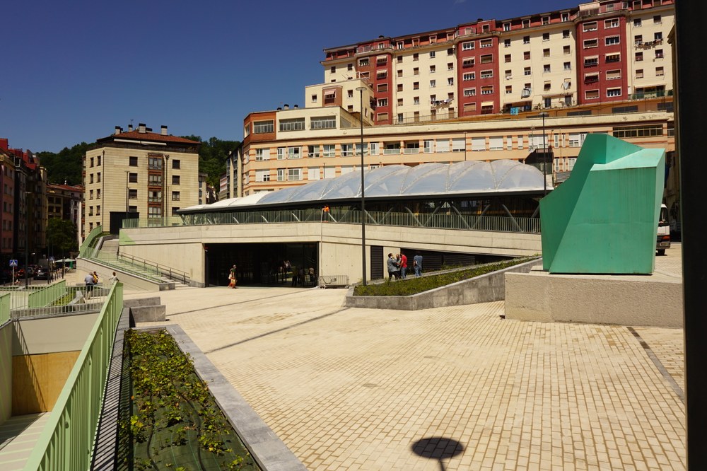 Baserritarrak bariku honetan joango dira Rialtotik Errebal Plaza berrira Artxiboko irudia. Errebal Plazia.