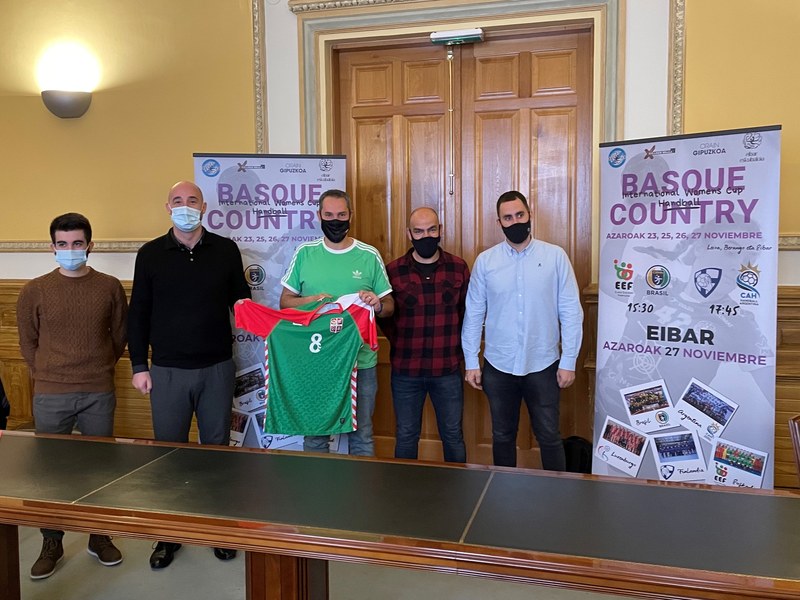 "Basque Country International Women 's Cup" emakumezkoen eskubaloi txapelketaren aurkezpenaren irudia.