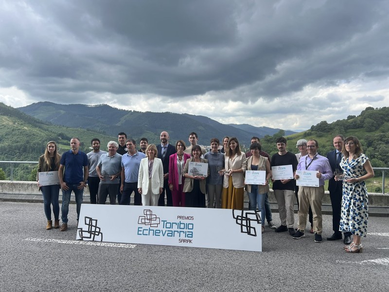 Toribio Echevarria Sarien finalisten eta sarituen familia argazkia.