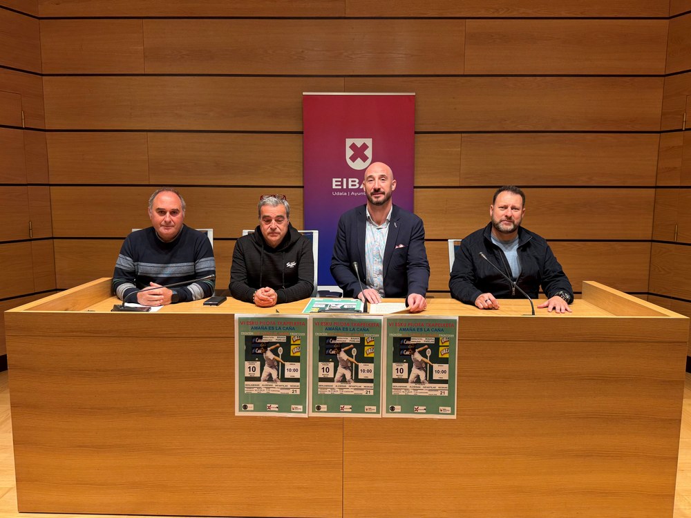Hemen da berriz ere Amañako pilota-torneoa Jon Iraola alkatea, Andoni Ameztoy kiroletako zinegotzia eta Torneoaren antolatzaileak.