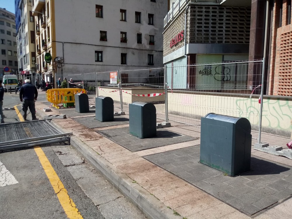 Debabarreneko Mankomunitateak berriztu egingo ditu lurrazpiko edukiontziak Eibarko hainbat tokitan Urkizuko dorreen aurrean dagoen edukiontzien irlatxoaren irudia.