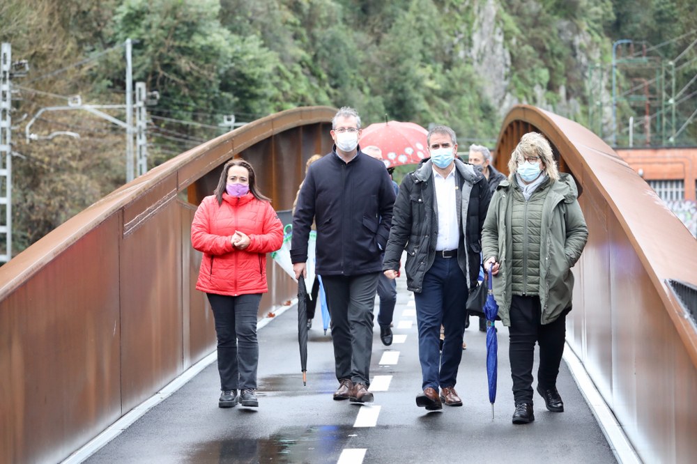  Erakundeetako ordezkariak bidegorri berriaren inaugurazioan.