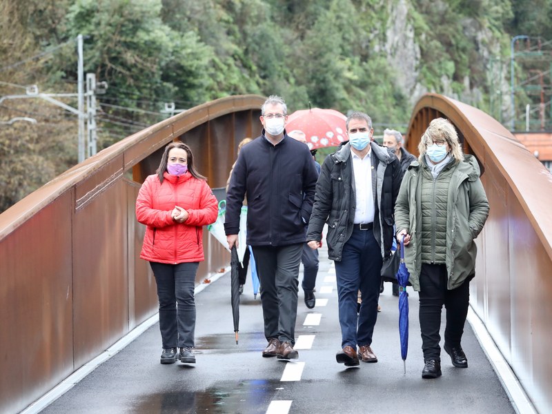  Erakundeetako ordezkariak bidegorri berriaren inaugurazioan.