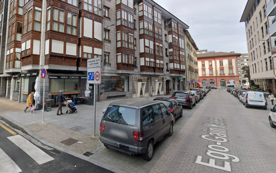 Eibarko alkateak kezka helarazi dio Ertzaintzari, saltoki, garaje eta trastelekuetan gertatzen ari diren lapurretengatik Artxiboko irudia. Egogain kalea.