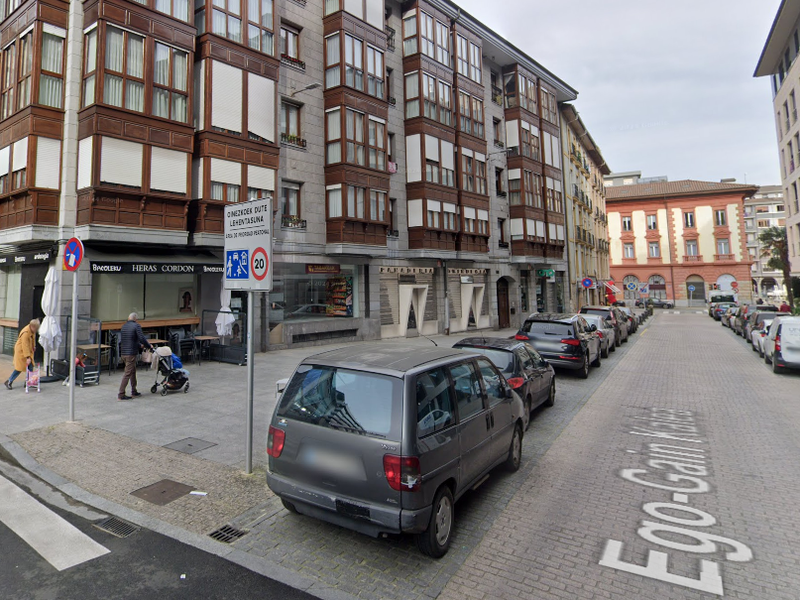 Eibarko alkateak kezka helarazi dio Ertzaintzari, saltoki, garaje eta trastelekuetan gertatzen ari diren lapurretengatik Artxiboko irudia. Egogain kalea.