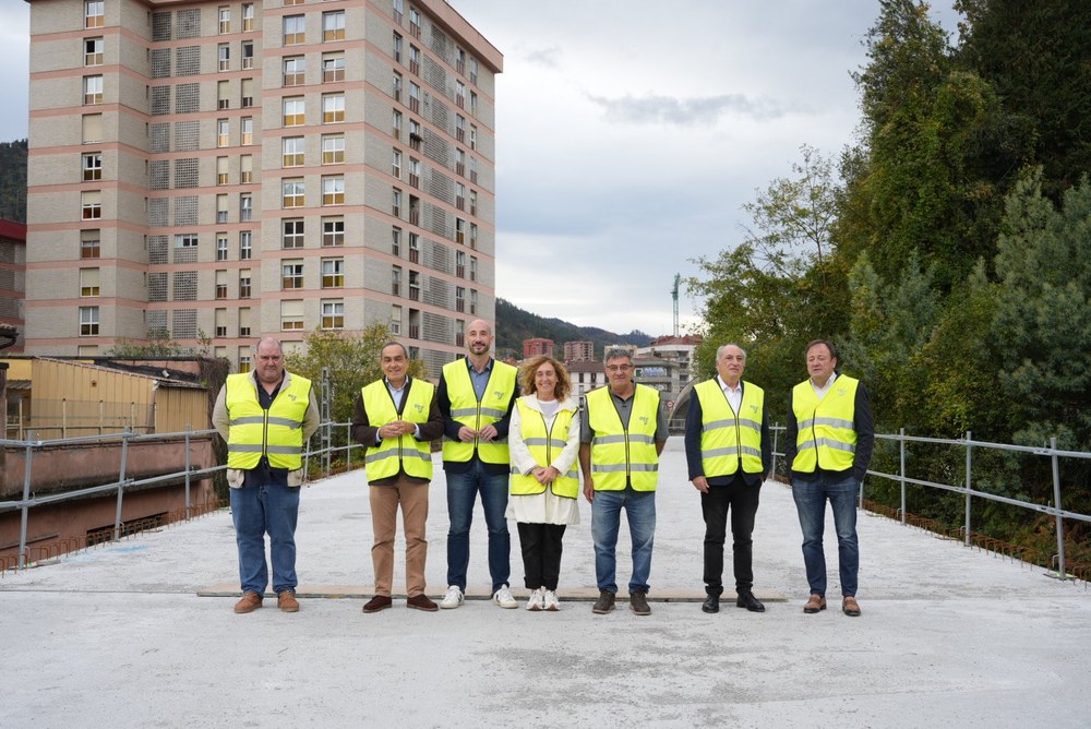 Eibarko biztanleek 10.000 metro karratu gehiago irabaziko dituzte espazio publikoan, Estaziño-Azitain arteko trenbidea estalita Susana García Chueca Mugikortasun Jasangarriaren sailburua eta Jon Iraola Eibarko alkatea, Miguel Ángel Páez Azpiegituretako sailburuordearekin, Antonio López ETSko zuzendari nagusiarekin eta Pedro Escribano udalerriko Obra zinegotziarekin batera.