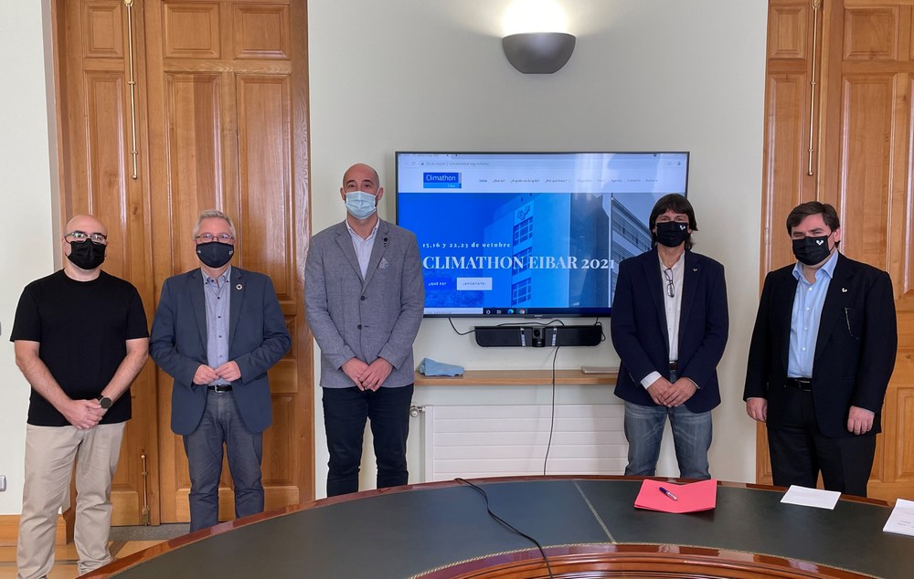 Eibarko Klimatoiak lurraldeko eragile guztiak mobilizatuko ditu talentu gaztearekin konektatzeko eta Gipuzkoa jasangarri, bidezko eta inklusibo bat lortzeko Climathon Eibar aurkezpeneko irudia.