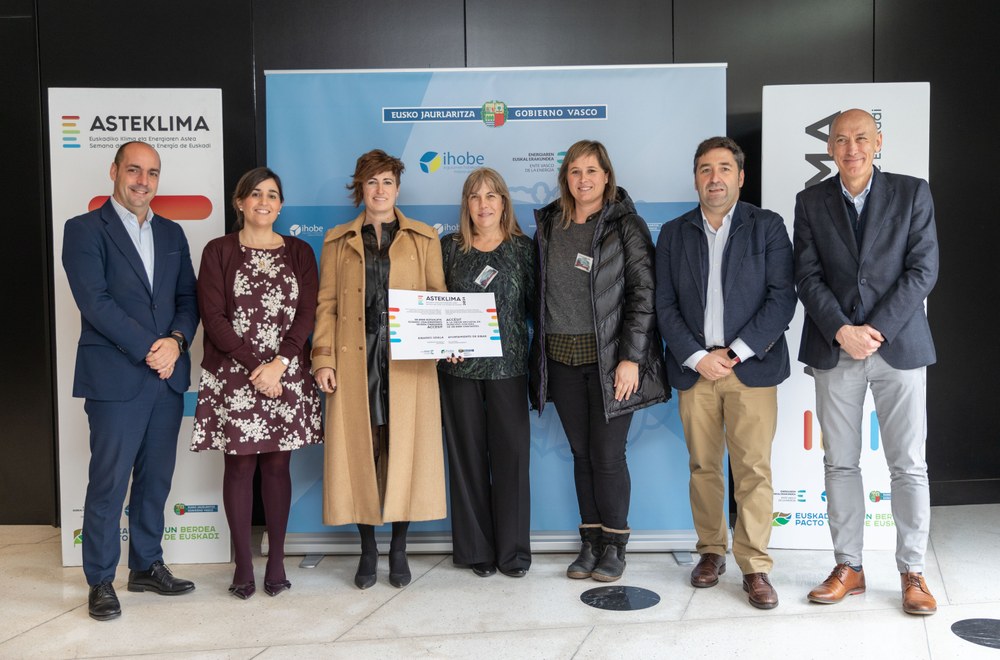 Eibarko Udalak Asteklima sari bat irabazi du 20.000 biztanletik gorako udalerrien kategorian, “Asteklimako interesgunea” ekimenagatik 2024ko Asteklima sarien banaketa ekitaldia.