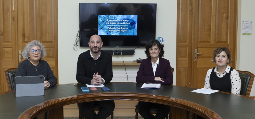 Eibarko Udalak eta BIC Gipuzkoak jardunaldi bat antolatu dute futbol-industriaren arloko berrikuntzen gainean eztabaidatzeko “Futbolaren berrikuntza: Etorkizunera begira" Jardunaldia aurkezteko egin den prentsaurrekoa.