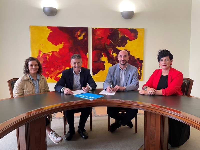 Eibarko Udalak eta UNICEF erakundeak udal mailan haurren eskubideak sustatzeko sinatu duten hitzarmenaren irudia.