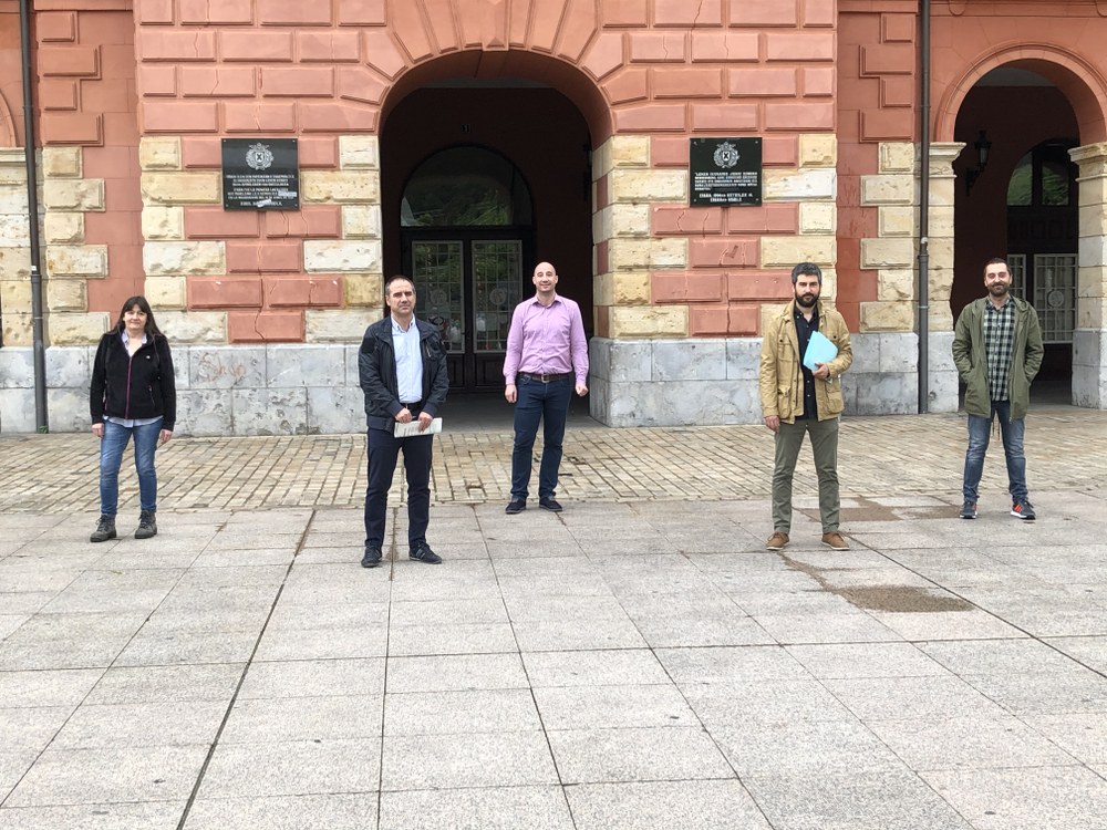 Udalak hainbat neurri sozioekonomiko jasotzen dituen plana onartu du, sektore ezberdinei laguntzeko Miguel de los Toyos Eibarko alkatea, udal taldeetako bozeramaileekin batera.