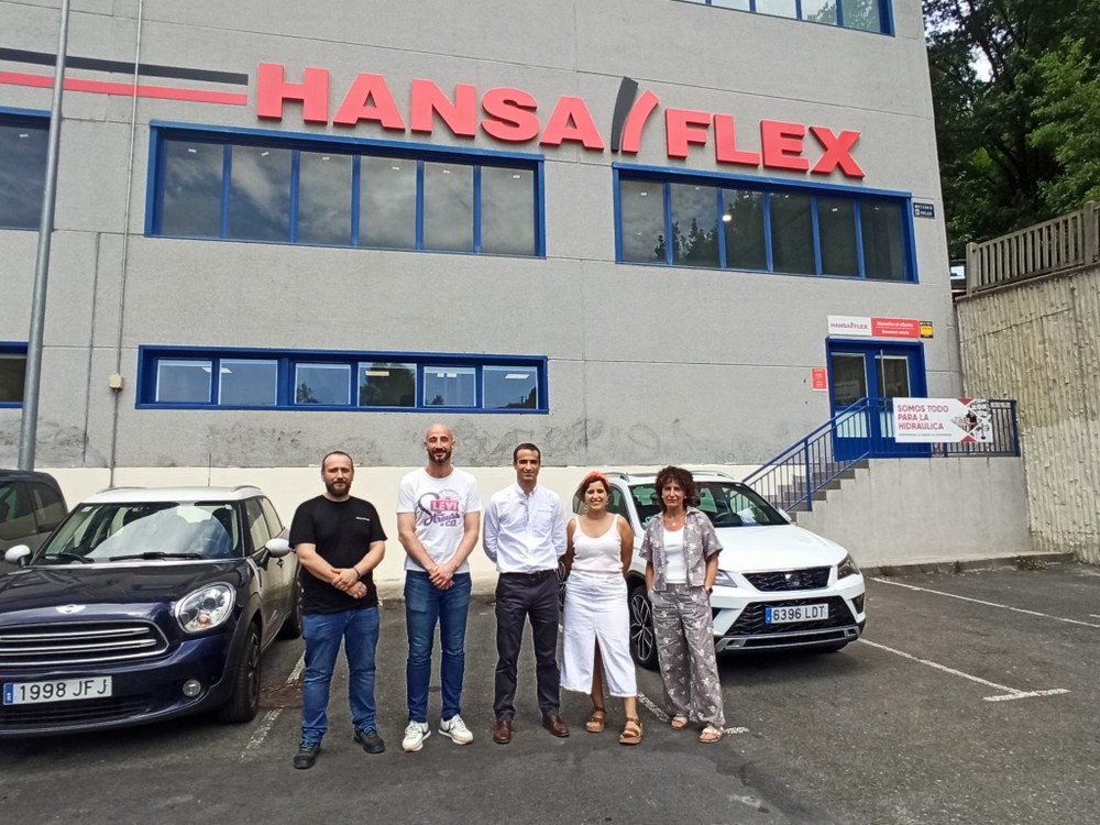 Jon Iraola alkatea eta Vanesa Hortas Garapen Ekonomikoko zinegotzia, HANSA-FLEXeko arduradunekin.