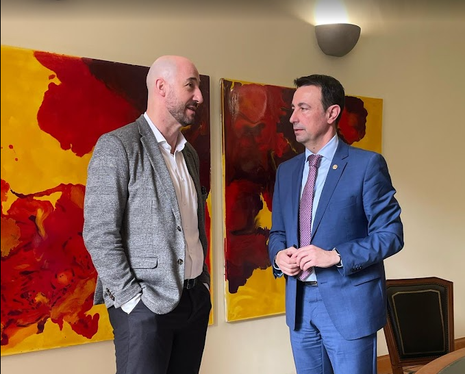 Eibarren ere egingo da Eusko Jaurlaritzak enplegua eta garapen ekonomikoa indartzeko abian jarriko dituen plan berrietako bat Jon Iraola alkatea eta Mikel Torres, lehendakariordea eta Ekonomia, Lan eta Enplegu sailburua, Eibarko Udalean izandako bilera batean.