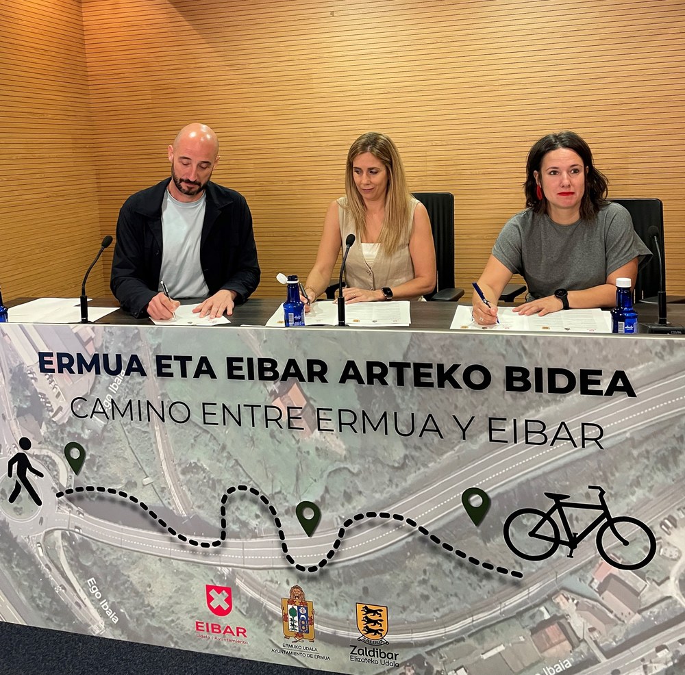 Ermuak, Eibarrek eta Zaldibarrek hitzarmen bat sinatu dute hiru udalerrien arteko bidea berriz martxan jartzeko Ezkerretik eskuinera, Jon Iraola, Eibarko alkatea; Beatriz Gamiz, Ermuko alkatea; eta Eneritz Azpitarte, Zaldibarko alkatea.