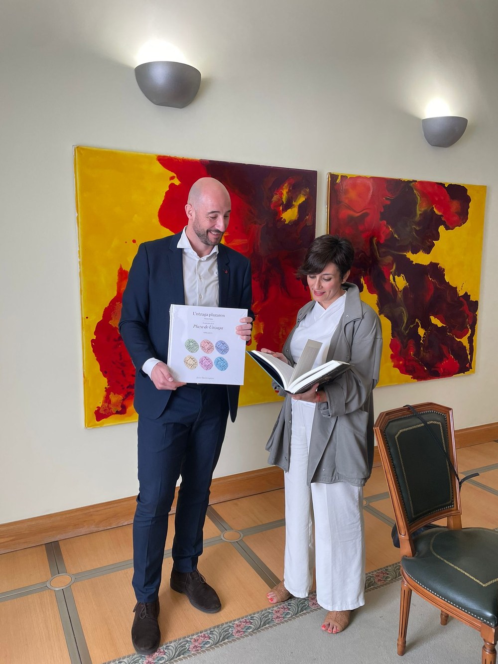 Etxebizitza eta Hiri Agendako sailburu eta ministroak Txonta auzoa bisitatu dute hiri-berroneratze integraleko proiektua ezagutzeko Jon Iraola, alkatea, eta Isabel Rodríguez, Etxebizitza eta Hiri Agenda ministroa, Eibarko Udalean.