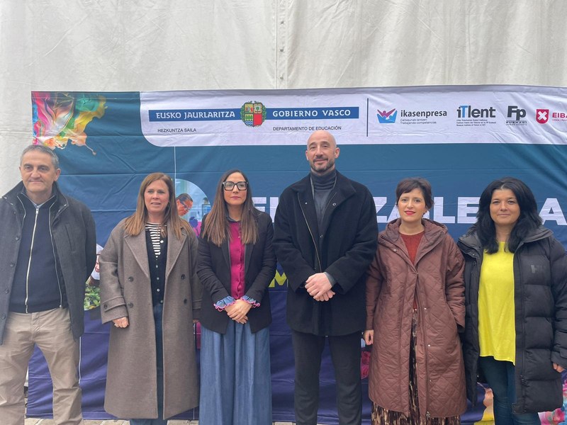 Euskadiko 3.000 ikaslek baino gehiagok eta LHko 61 zentrok hartu dute parte Eibarko Ikasenpresa Azokan