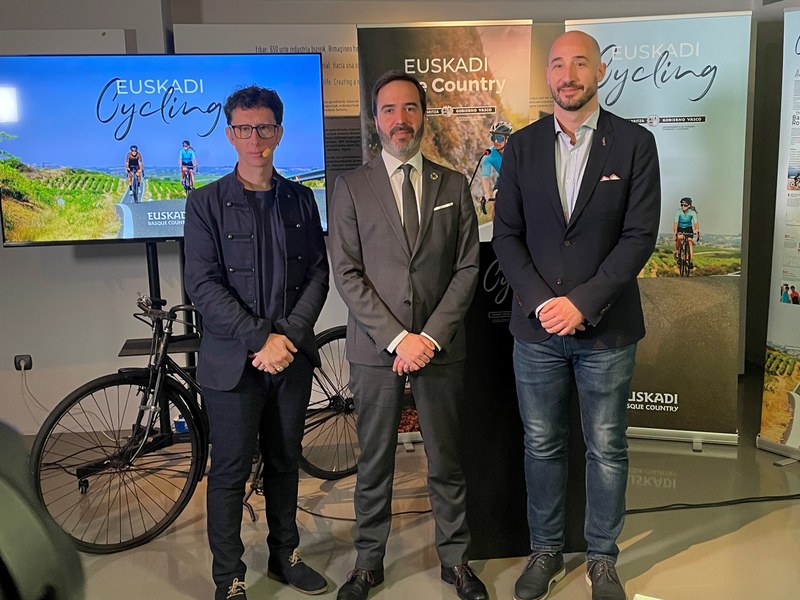 Euskadiko Zikloturismo Estrategiaren aurkezpenaren irudia. Ezkerretik eskuinera: Joseba Beloki txirrindularia, Javier Hurtado Turismo, Merkataritza eta Kontsumo sailburua eta Jon Iraola Eibarko alkatea.