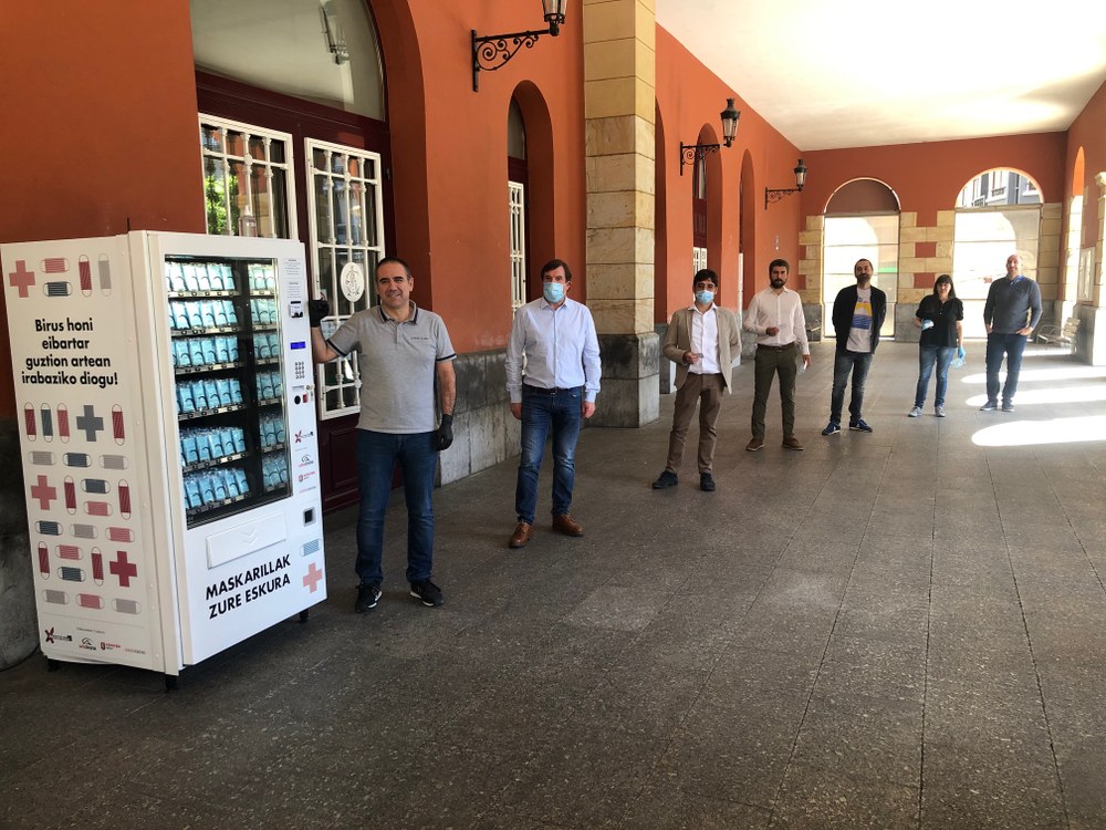 Hainbat vending makina jarriko dira hiriko gune ezberdinetan, herritarrei babes-maskarak banatzeko Vending makina berrien aurkezpena.
