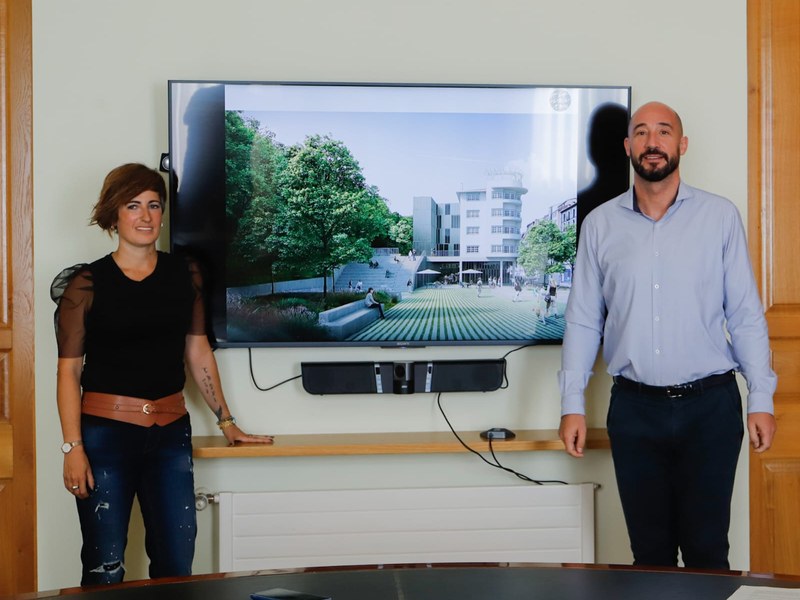Jon Iraola alkatea eta Ana Telleria, Ogasuneko zinegotzia.