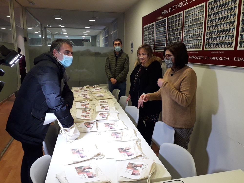 Ignacio Zuloagaren koadroei buruzko lehiaketan parte hartzen duten dendetan erosketak egiteko 100 euroko 27 sari zozketatu dira Irabazleen zerrenda atera den unea.